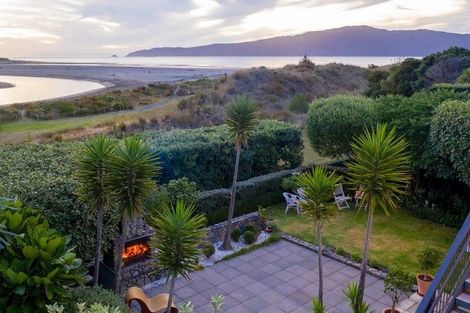 Photo of property in 6 Waiheke Street, Waikanae Beach, Waikanae, 5036
