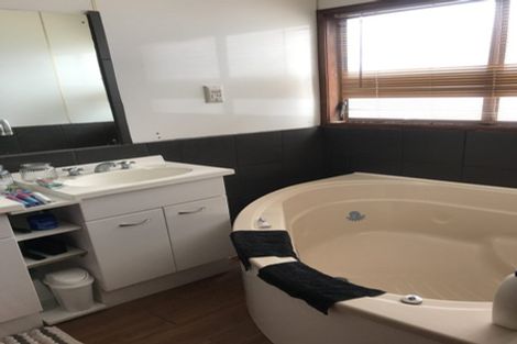 Photo of property in 34 Sartors Avenue, Northcross, Auckland, 0630