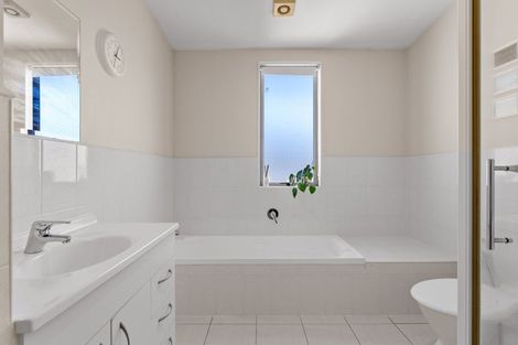 Photo of property in 4/3 Hulme Place, Henderson, Auckland, 0612