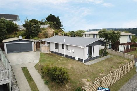 Photo of property in 2 Mcmanaway Grove, Stokes Valley, Lower Hutt, 5019