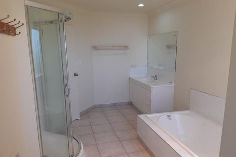 Photo of property in 4 Highgrove Lane, Totara Vale, Auckland, 0632