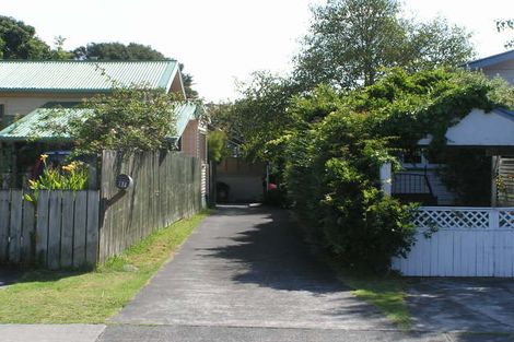 Photo of property in 2/28 Gladstone Road, Northcote, Auckland, 0627