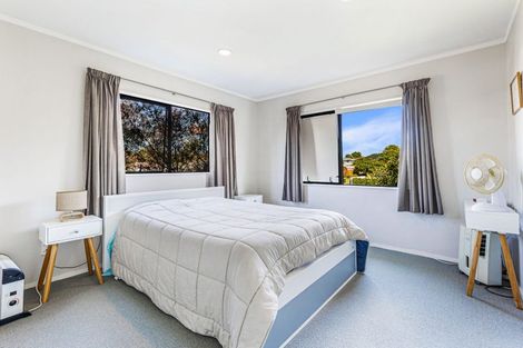 Photo of property in 1 Taipari Road, Te Atatu Peninsula, Auckland, 0610