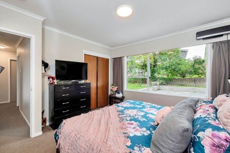 Photo of property in 2/4202a Great North Road, Glendene, Auckland, 0602