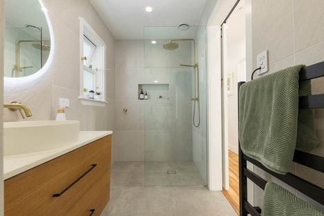 Photo of property in 1/8 West Lynn Road, Titirangi, Auckland, 0604
