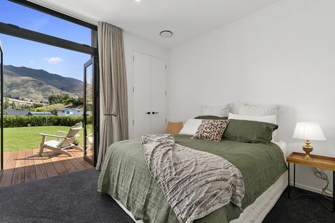 Photo of property in 38 Stackbrae Avenue, Wanaka, 9305