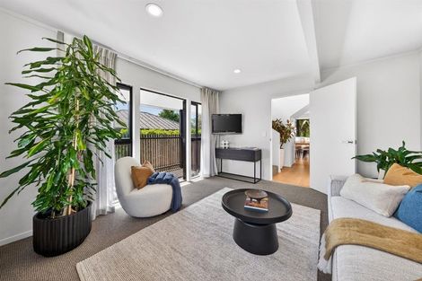 Photo of property in 2/10 Sylvan Park Avenue, Milford, Auckland, 0620