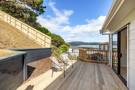 Photo of property in 62 Gloaming Hill, Titahi Bay, Porirua, 5022