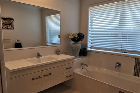 Photo of property in 5 Kowi Lakes Drive, One Tree Point, 0118