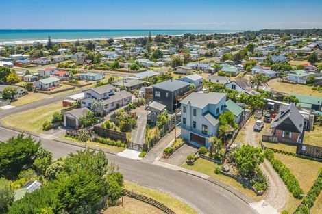 Photo of property in 8 Arataki Grove, Waitarere Beach, Levin, 5510