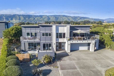 Photo of property in 11 Pharazyn Avenue, Waikanae Beach, Waikanae, 5036