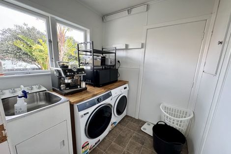 Photo of property in 2 Thomas Rea Place, Te Atatu South, Auckland, 0610