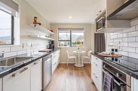 Photo of property in 2/48 Kowhai Avenue, Ebdentown, Upper Hutt, 5018