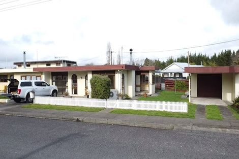 Photo of property in 1 Waverley Street, Waipawa, 4210