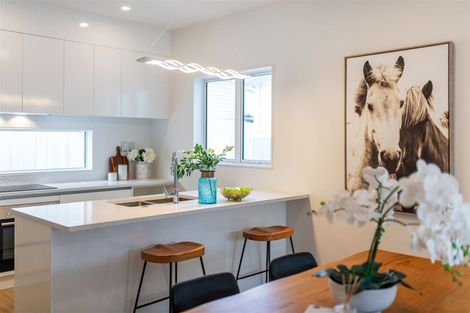 Photo of property in 3d Kingdale Road, Henderson, Auckland, 0610