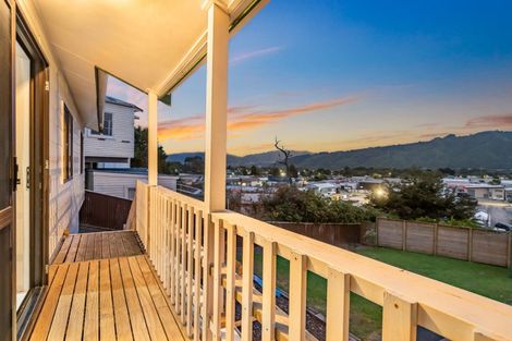 Photo of property in 2 Oaklands Grove, Clouston Park, Upper Hutt, 5018