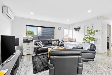 Photo of property in 1/2 Rothesay Bay Road, Rothesay Bay, Auckland, 0630