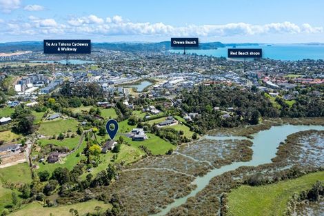 Photo of property in 85 Whangaparaoa Road, Red Beach, 0932