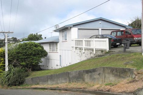 Photo of property in 20 Alwyn Place, Newlands, Wellington, 6037