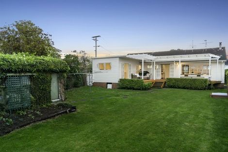 Photo of property in 2/259 Glenfield Road, Hillcrest, Auckland, 0627