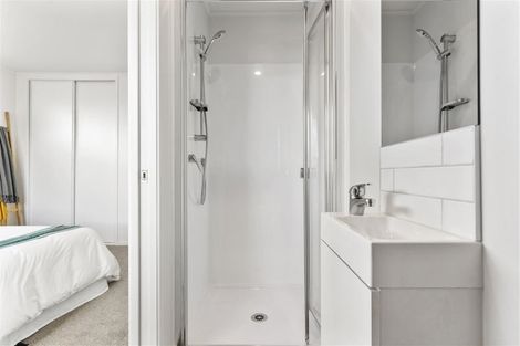 Photo of property in 2/3 Lambrown Drive, Totara Vale, Auckland, 0629