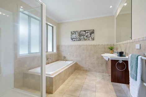 Photo of property in 1 Glenroy Place, Green Bay, Auckland, 0604