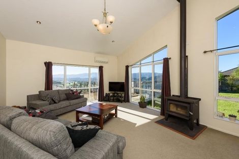 Photo of property in 16 James Nairn Grove, Riverstone Terraces, Upper Hutt, 5018