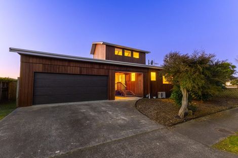 Photo of property in 26 Reeves Street, Waikanae Beach, Waikanae, 5036
