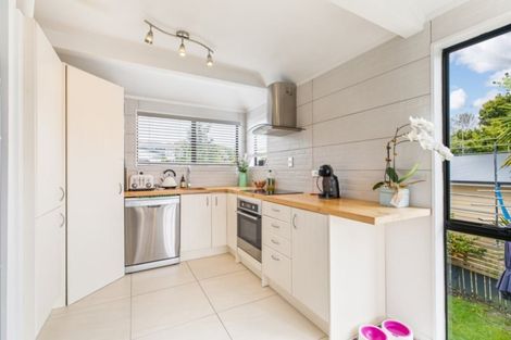 Photo of property in 6b Dobell Road, Stanmore Bay, Whangaparaoa, 0932