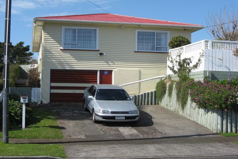 Photo of property in 16 York Crescent, Westown, New Plymouth, 4310