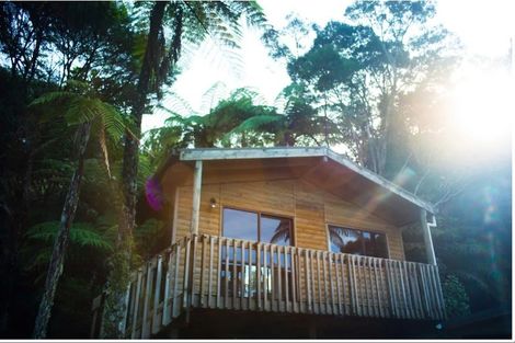 Photo of property in 426 Scenic Drive, Waiatarua, Auckland, 0612