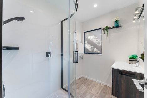 Photo of property in 1/14 Kupari Place, Totara Vale, Auckland, 0629