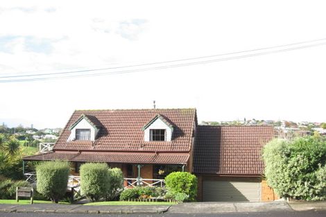 Photo of property in 2/28 Colmar Road, Mellons Bay, Auckland, 2014