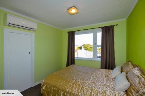 Photo of property in 48 Brooker Grove, Newlands, Wellington, 6037