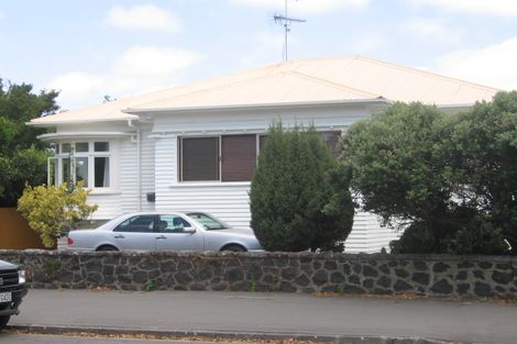 Photo of property in 1 Cambridge Terrace, Devonport, Auckland, 0624