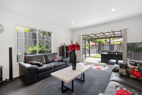 Photo of property in 8b Lupetti Rise, West Harbour, Auckland, 0618