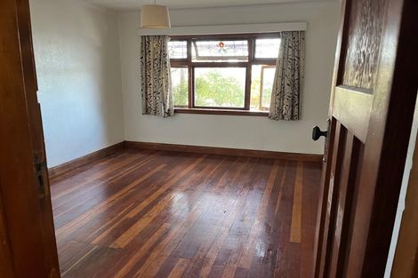 Photo of property in 56 Queens Drive, Lyall Bay, Wellington, 6022