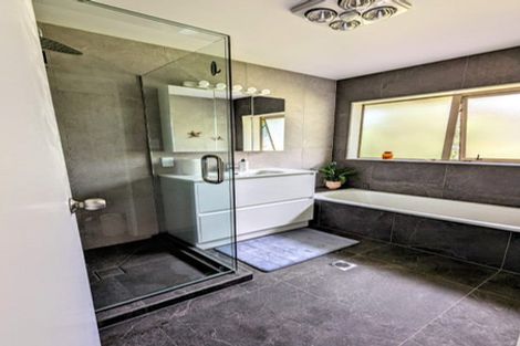 Photo of property in 32 Roy Maloney Drive, Henderson, Auckland, 0612