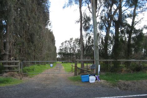Photo of property in 682 Waitakere Road, Kumeu, 0891