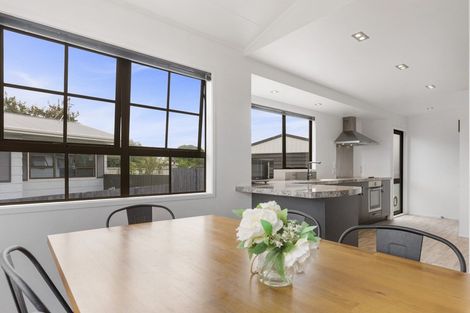 Photo of property in 8 Taurus Place, Kawaha Point, Rotorua, 3010