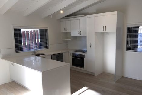 Photo of property in 2/48 Sunset Road, Unsworth Heights, Auckland, 0632