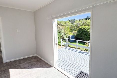 Photo of property in 11 Glanmire Road, Newlands, Wellington, 6037