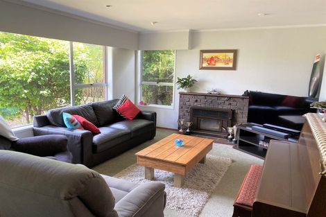 Photo of property in 44 Easton Park Parade, Glenfield, Auckland, 0629