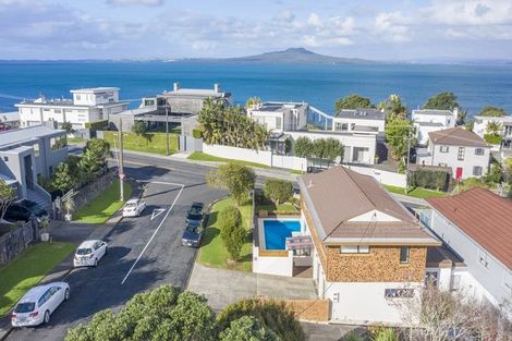 Photo of property in 1/32 Beach Road, Castor Bay, Auckland, 0620