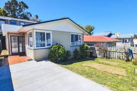 Photo of property in 50 Batchelor Street, Newlands, Wellington, 6037