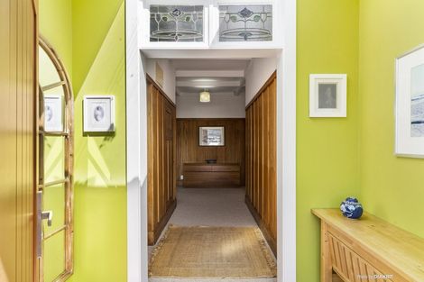 Photo of property in 124 Queens Drive, Lyall Bay, Wellington, 6022