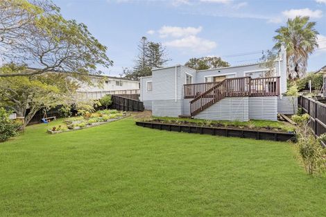 Photo of property in 31 Cockle Bay Road, Cockle Bay, Auckland, 2014