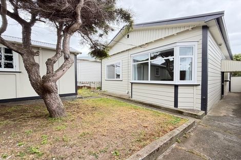 Photo of property in 105 Onepu Road, Lyall Bay, Wellington, 6022