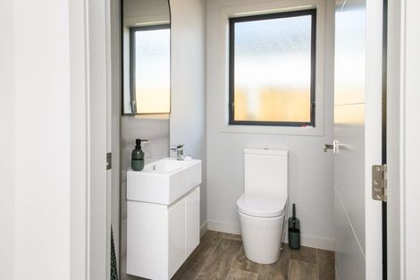 Photo of property in 10 Mediterranean Grove, Fitzherbert, Palmerston North, 4410