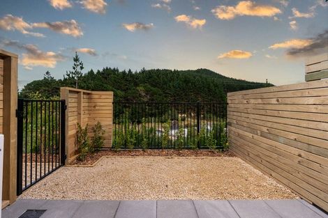 Photo of property in 92 Ara Paiwhenua, Tawa, Wellington, 5028